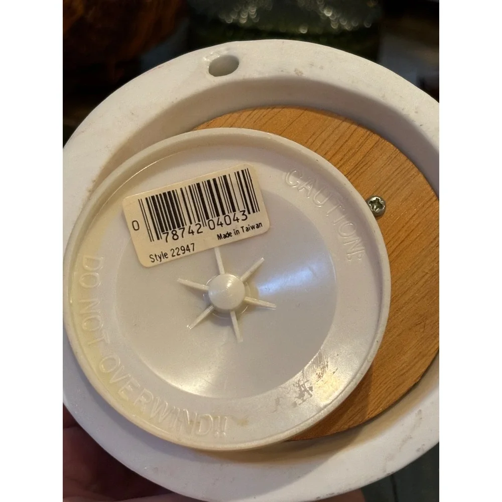 Vintage White Porcelain Nativity Music Box Angels Baby Jesus Gold Trim 22947